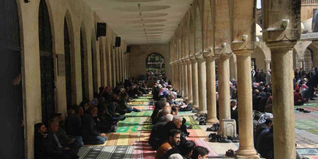 Kiliseydi cami oldu: ‘En eski ibadethane’ asırlara meydan okuyarak ziyaretçi çekiyor 4